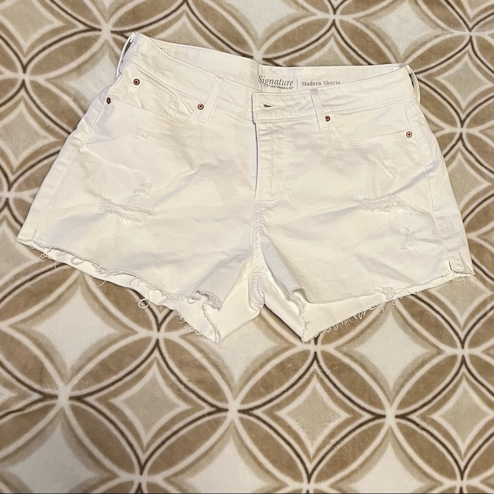 White, Levi’s, modern short